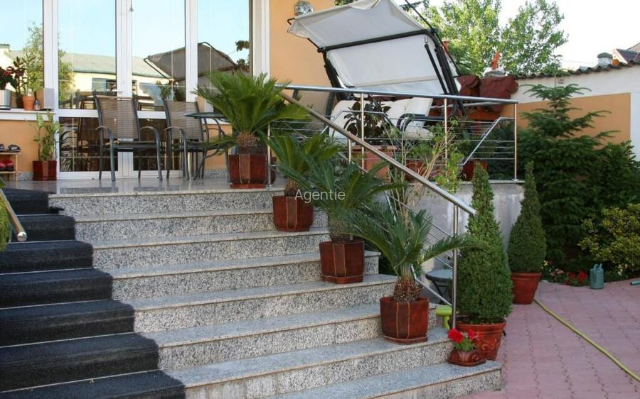 Zona Baneasa,Vila, superba, spatioasa, piscina,curte generoasa,etc..