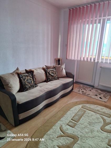 Inchiriez apartamend decomandat 3 camere mobilat cartier dupa zid - 1
