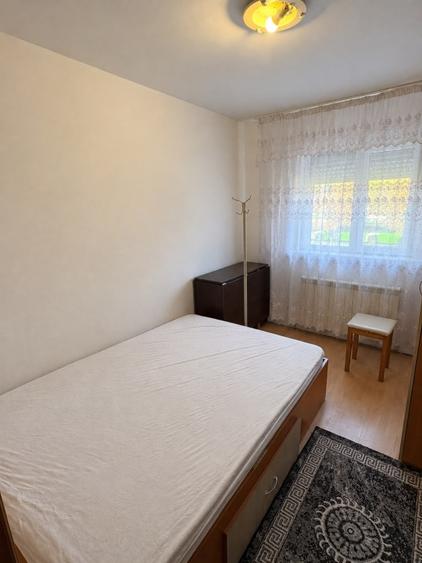 Apartament cu 3 camere semidecomandat, mobilat în Craiovița Nouă