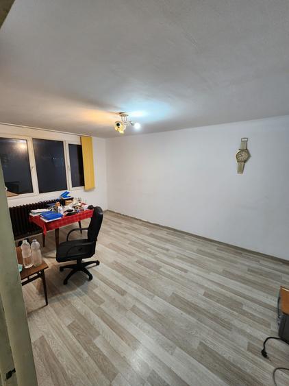 Apartament cu 4 camere decomandat în Berceni