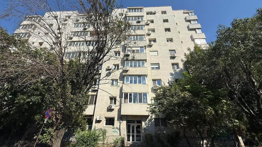 Apartament cu 3 camere decomandat, mobilat în P-ța Victoriei