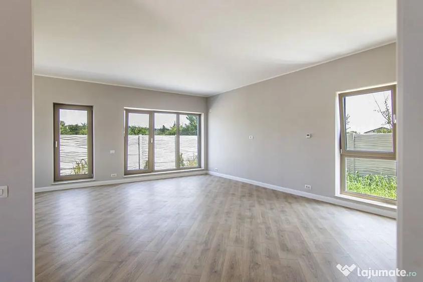 Casă cu 5 camere cu Teren 370 Mp în Ferme