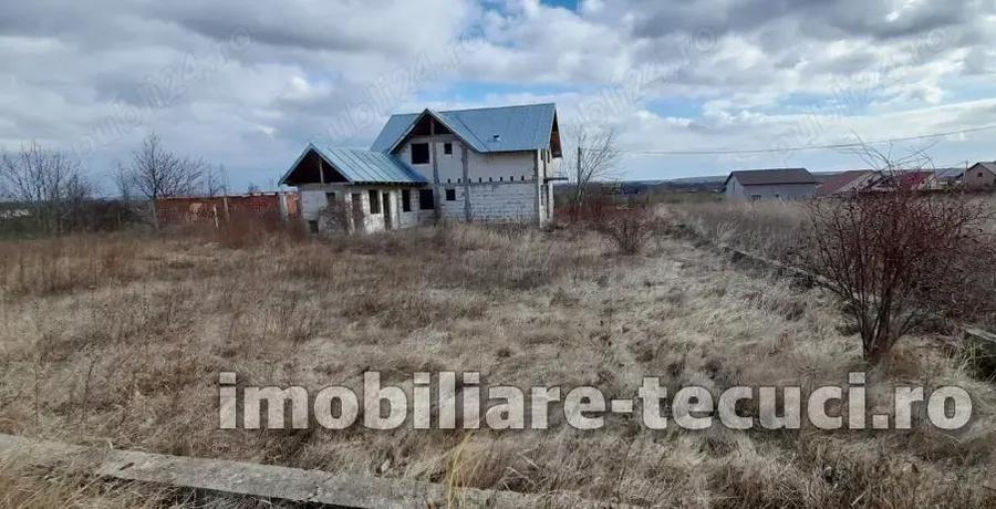 Casa la rosu cu 1000 mp teren in com Munteni, parter ?i mansarda - 2