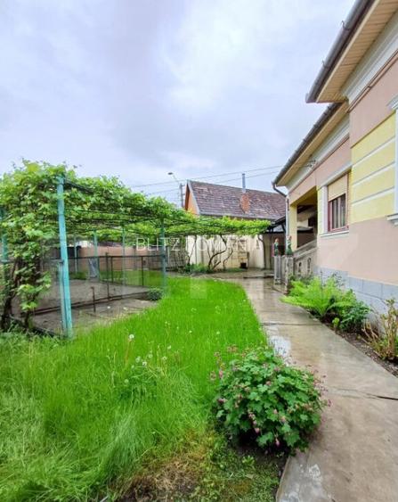 Casa renovabila cu 2 spatii comerciale, 416.6 mp, teren de 7