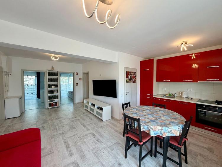Apartament cu 3 camere semidecomandat, mobilat în Primăverii