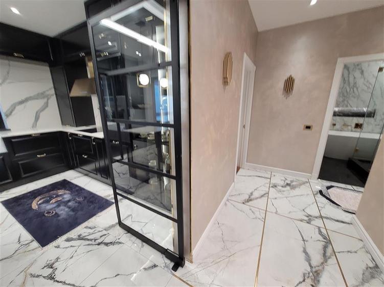 Apartament cu 3 camere decomandat, mobilat în Exterior Nord