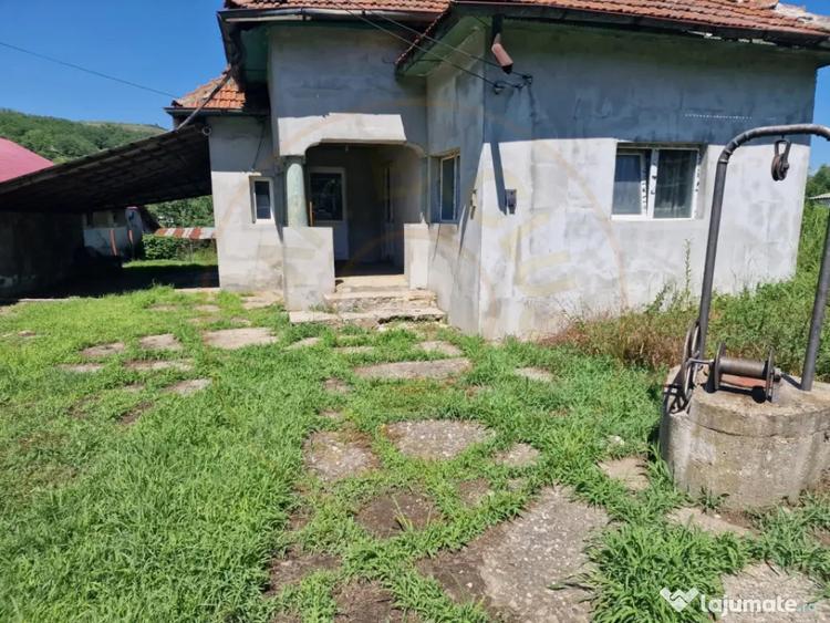 Casă cu 4 camere cu Teren 400 Mp în Călinești