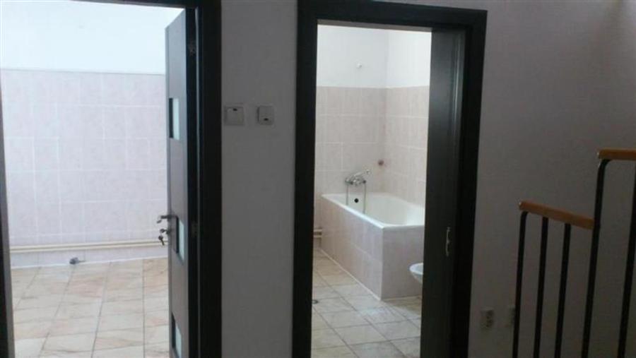 Casă individuală cu 5 camere cu Canalizare în Vatra Luminoasă