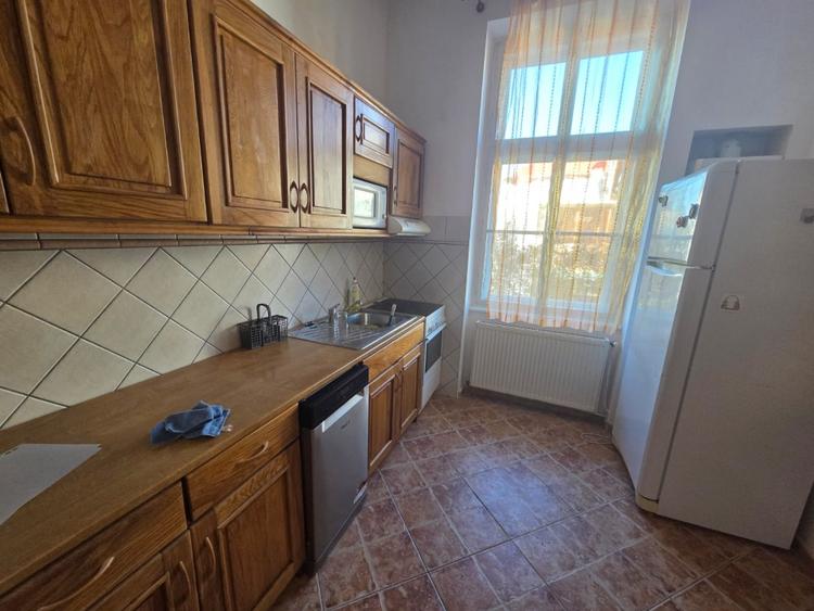 Apartament cu 5 camere, mobilat în Central