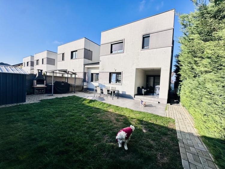 Duplex despartit prin garaj cu 5 camere - Dumbravita