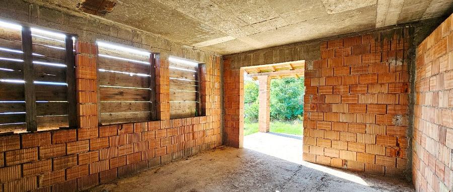 Proprietate la rosu, situata la 15 km de oras - 4