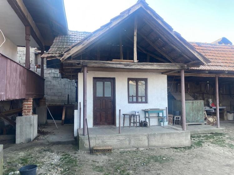 Gospodarie cu doua case si teren generos la tara – Șomanesti, Gorj - 11
