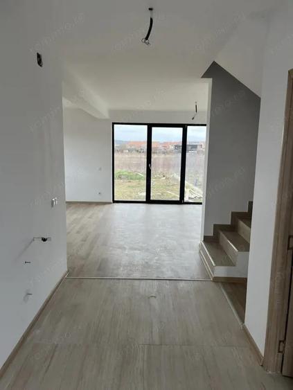 Vand duplex la cheie - suprafa?a utila este de 110 m2 , 3 dormitoare - 9