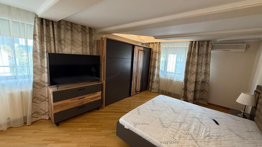Apartament cu 4 camere decomandat în Herăstrău