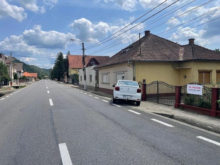 Casă cu 3 camere cu Teren 1435 Mp în Central