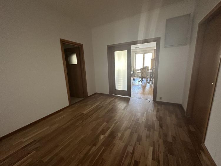 Apartament cu 7 camere decomandat în Aviatorilor