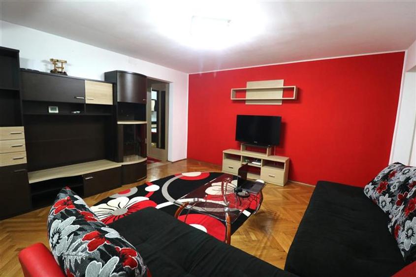 Apartament cu 3 camere semidecomandat, mobilat în Girocului