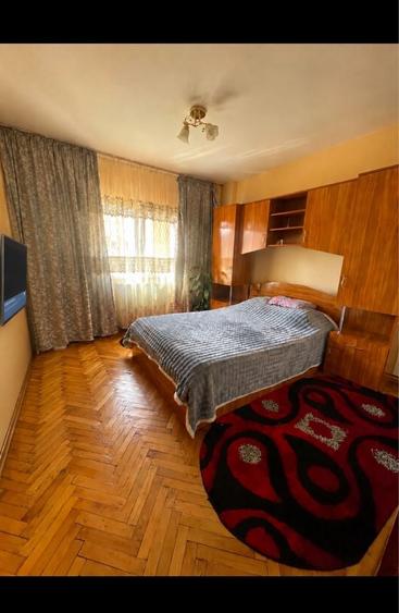 Apartament cu 4 camere decomandat în Teilor
