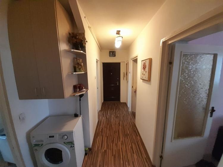 Apartament cu 3 camere decomandat, mobilat în Calea Moldovei