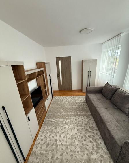 Inchiriez apartament cu 2 camere, parcare privata - 1