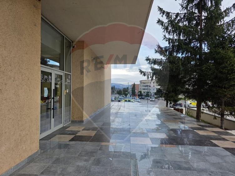 Spatiu comercial de inchiriat in zona centrala a mun Onesti - 13