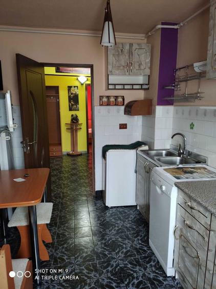 Ofer spre inchiriere apartament cu 3 camere decomandat - 4