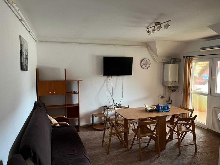 Inchiriere apartament 4 dormitoare, living, str Putnei, mansarda (et5) - 1