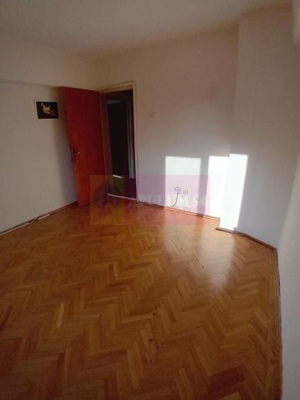 Vanzare apartament de 4 camere la Casa Poporului-stradal - 3