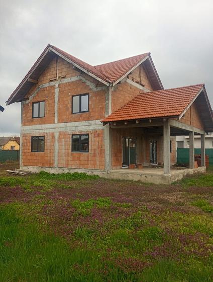 Casa in rosu de vanzare - 3