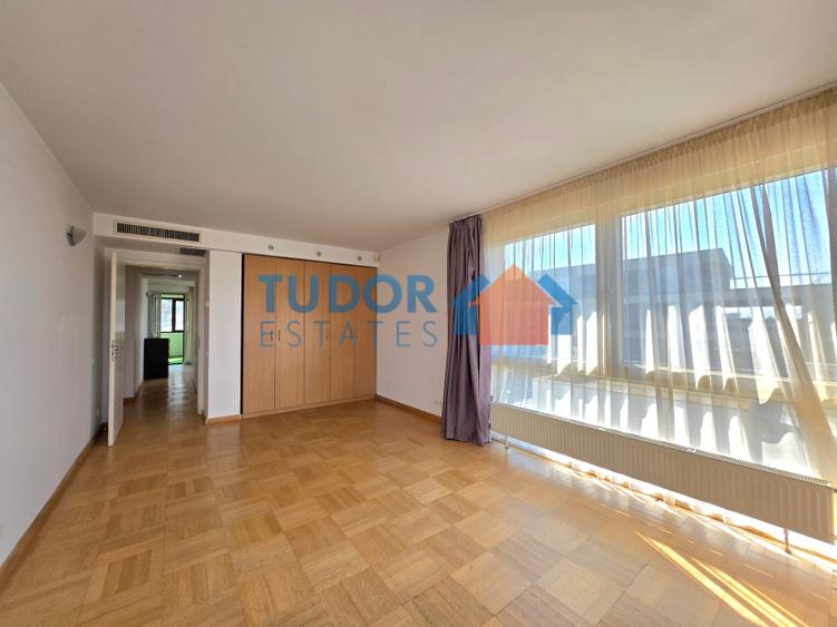 Elegant 2-Bedroom Duplex Apartment with Panoramic Park Views - 16