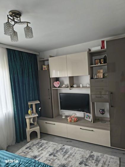 Vand apartament semidecomandat, mobilat ?i utilat, etajul 4 - 4