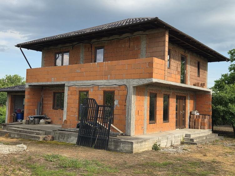 Casă cu 4 camere în Călinești