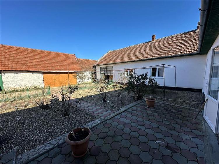 Casa Solida, pentru Familie extinsa,  cu Gradina si Teren, Doclin - 35