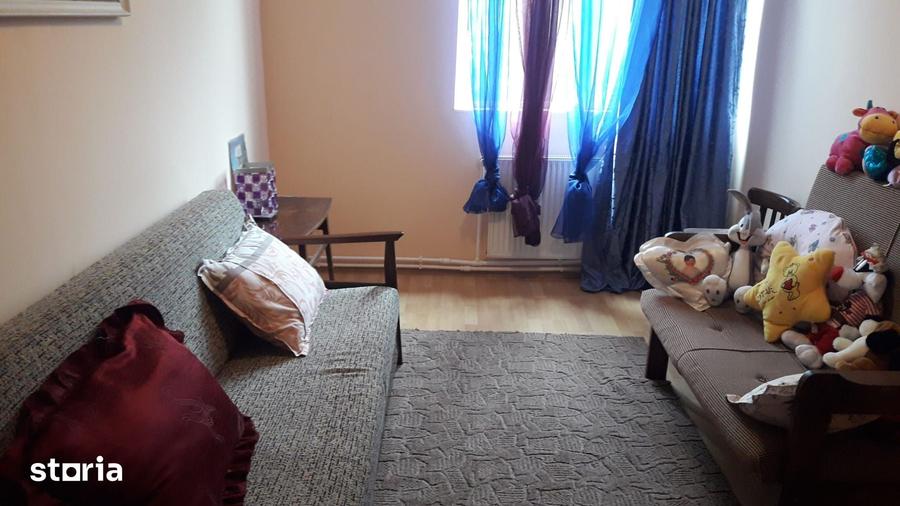 Casă cu 5 camere cu Teren 2500 Mp în Cătina
