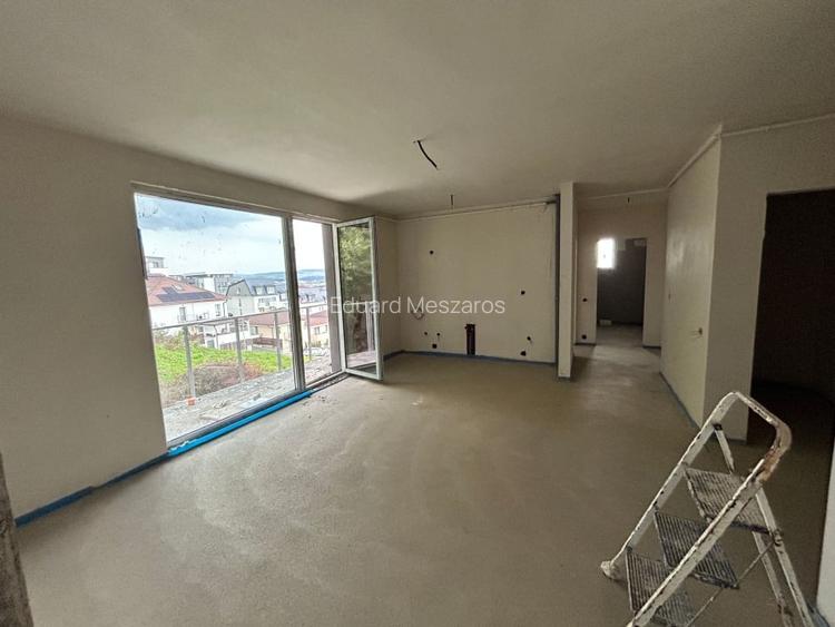 Apartament 3 camere cu parcare, 62 mp, terasa 75 mp, semifinisat, zona Teilor Apartament 3 camere cu parcare, 62 mp, terasa 75 mp, semifinisat, zona Teilor