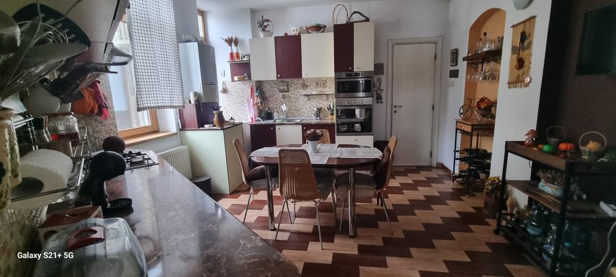 Apartament cu 4 camere semidecomandat în Calea Victoriei