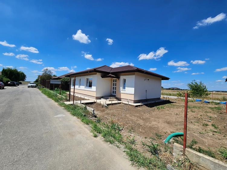 Vila 104 mp utili+20 mp terasa,420 mp teren,cartier rezidential Luna,Balotesti. - 1