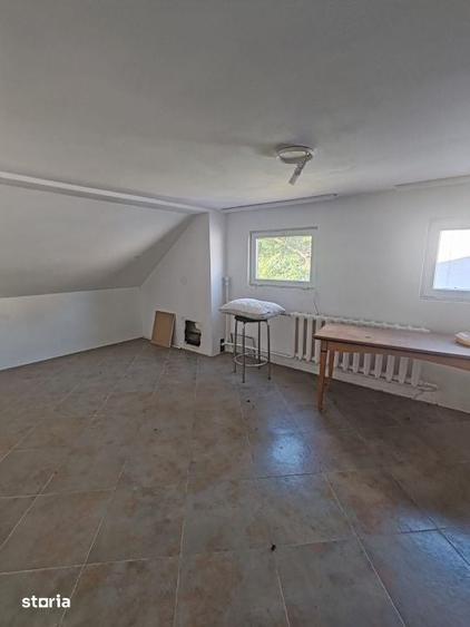 Casă cu 10 camere cu Teren 700 Mp în Valea Roșie