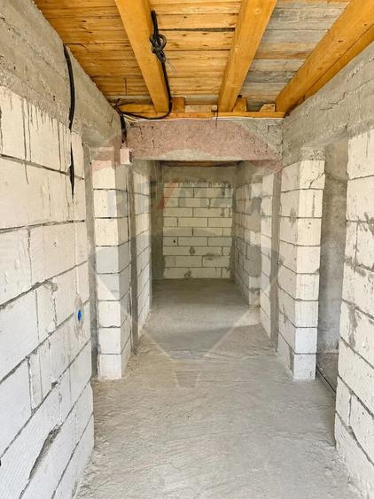 Casă cu Teren 200 Mp în Poiana