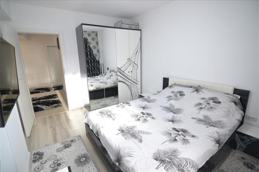 Apartament cu 3 camere decomandat în Noua