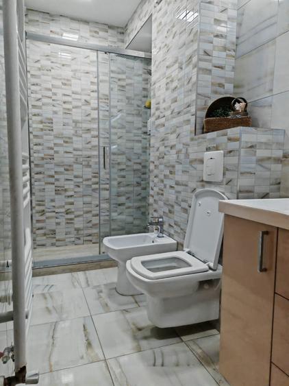 Apartament cu 3 camere semidecomandat în Tractorul