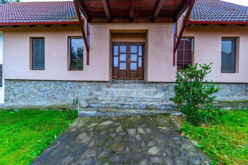 Casă individuală cu 10 camere cu Teren 2980 Mp în Teliu