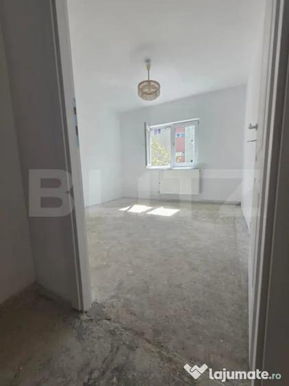 Apartament cu 3 camere semidecomandat în Central