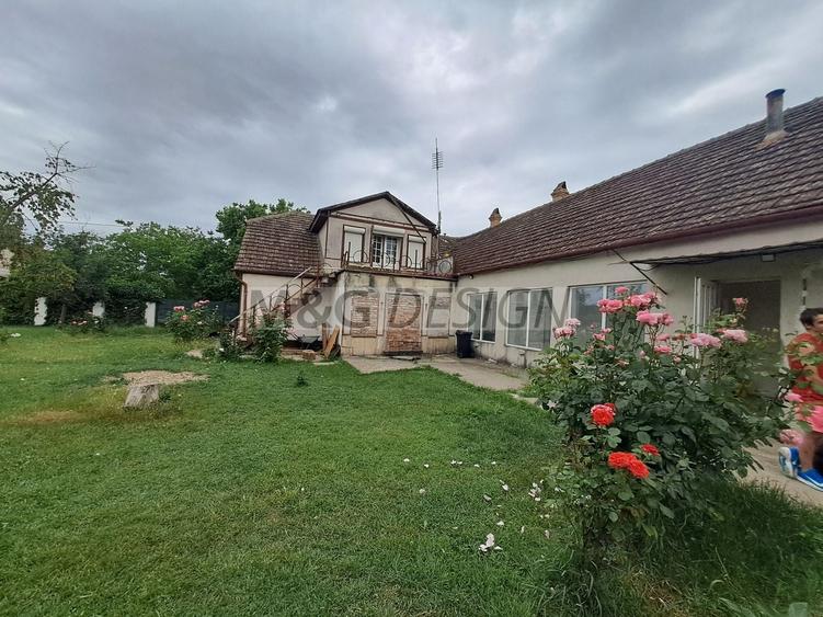 Casă individuală cu 7 camere cu Canalizare în Sânmartinu Sârbesc
