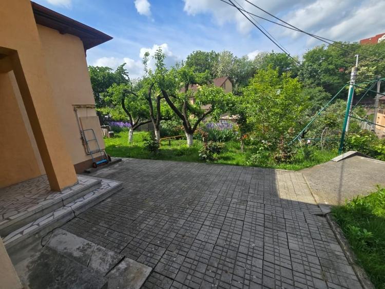 Casă individuală cu 9 camere cu Canalizare în Central