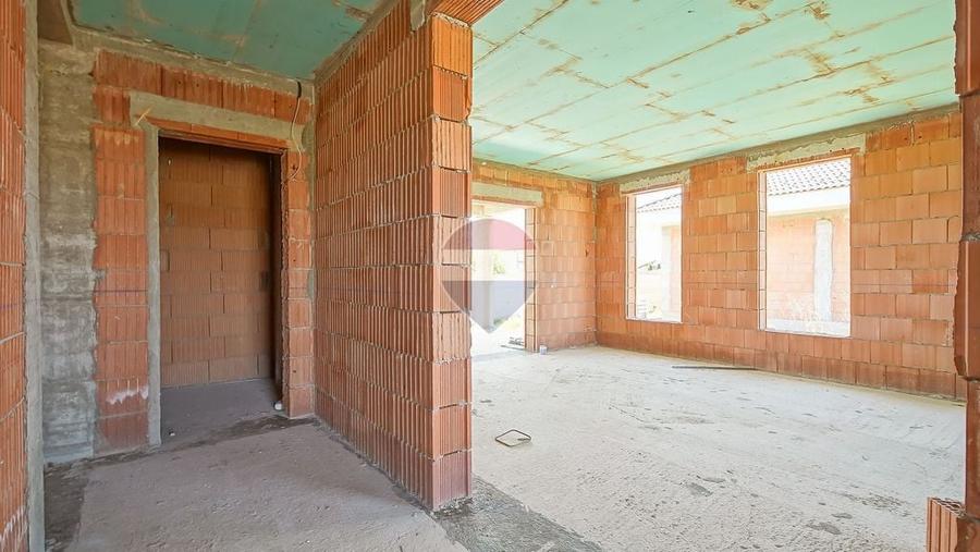 Casă cu 4 camere cu Teren 500 Mp în Cristian