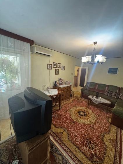 Apartament cu 3 camere decomandat, mobilat în Rovine