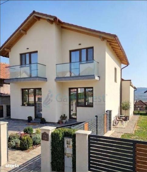 Casă cu 4 camere cu Teren 300 Mp în Central