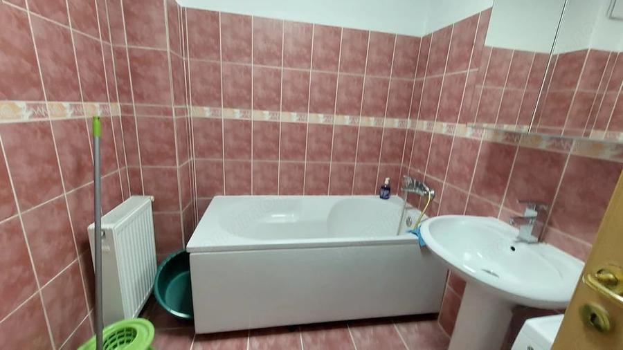Apartament cu 3 camere decomandat în Broscărie