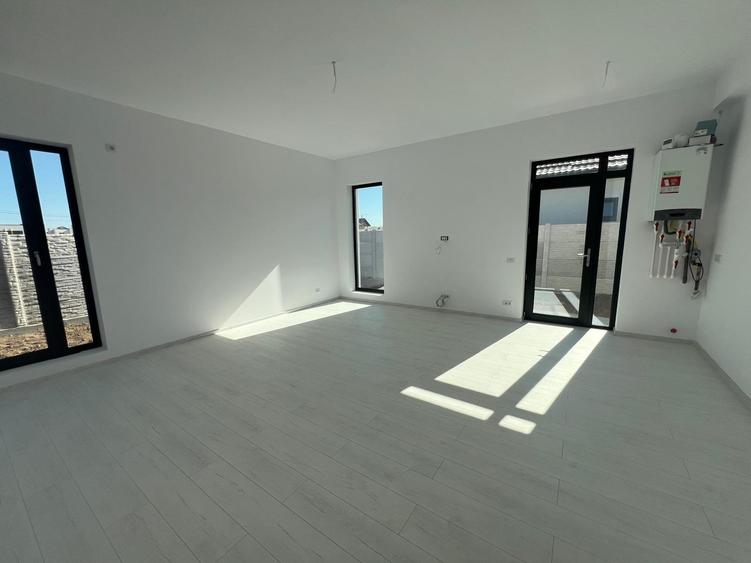 Casa individuala pe parter cu 4 camere // 2 bai // panouri 3 Kw - 5